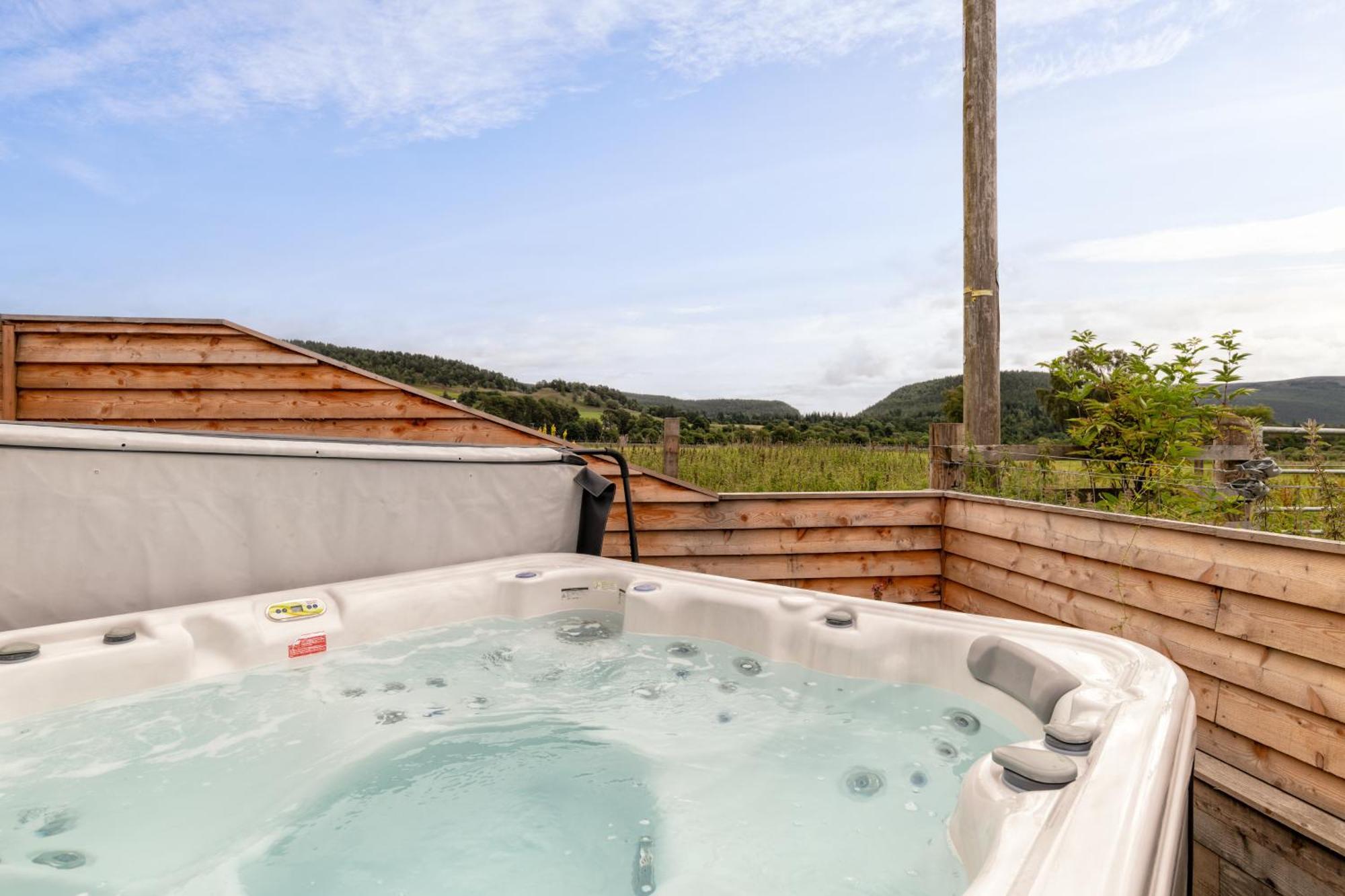 Alba - Charming Boutique Forest View Cabin With Hot Tub In Ballater Extérieur photo