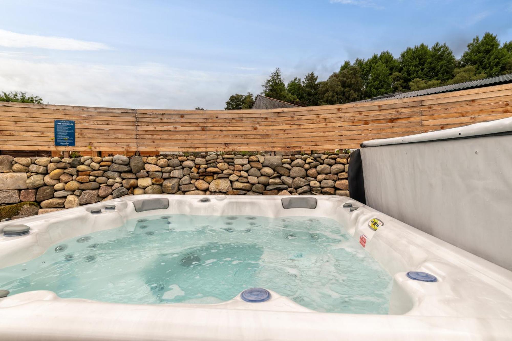 Alba - Charming Boutique Forest View Cabin With Hot Tub In Ballater Extérieur photo